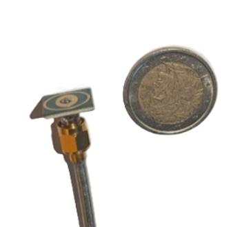 Antenne patch de 1 cm comparée à une pièce de 2 euros pour illustrer sa miniaturisation.