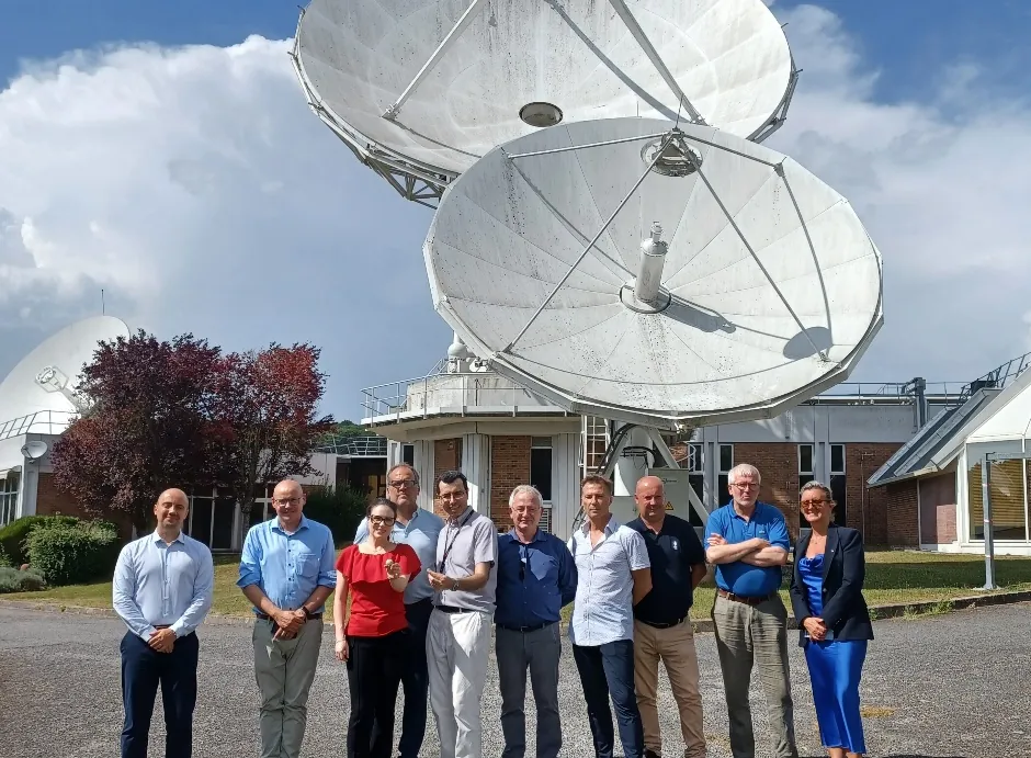 Ternwaves team and partners in front of large satellite ground-station antennas at Bercenay